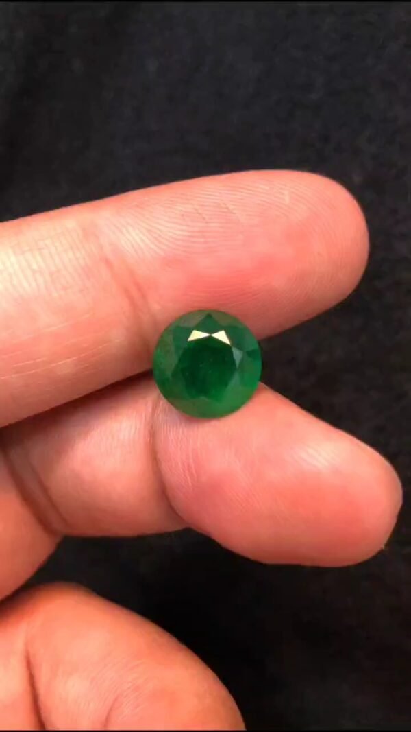 Natural Emerald 5.49 Carats Vivid Green – GRA Certified – Round Modified Brilliant Cut – Zambia Origin