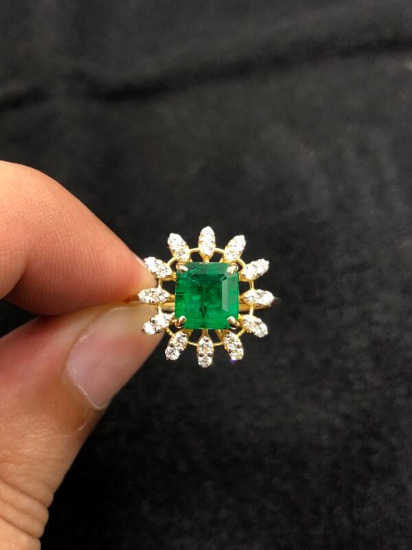 Luxury 18K Gold Ring with 2.39ct Natural Emerald & 24 Cents Diamond Accents – 4.835g