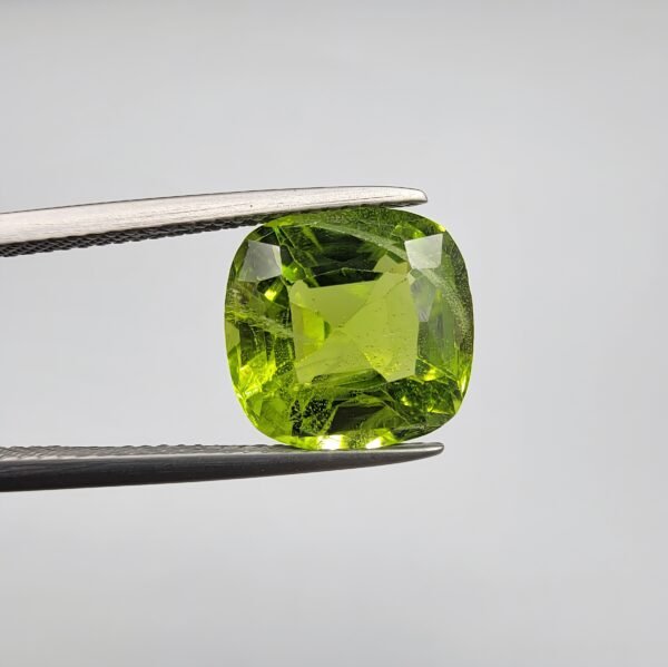 Natural Peridot – 6.47 Carat – Kohistan Valley (Pakistan) – Square Curved Cut Gemstone with Beautiful Natural Inclusions