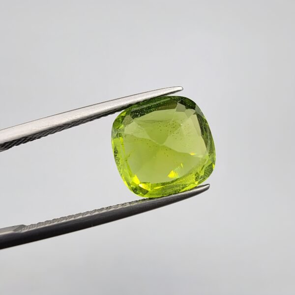 Natural Peridot – 6.47 Carat – Kohistan Valley (Pakistan) – Square Curved Cut Gemstone with Beautiful Natural Inclusions