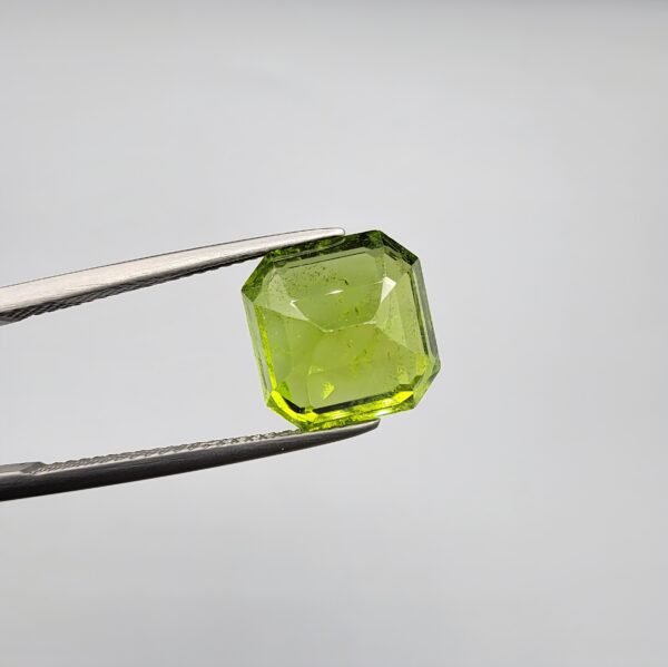 Natural Peridot – 7.29 Carat – Kohistan Valley (Pakistan) – Cushion Cut Gemstone with Beautiful Natural Inclusions