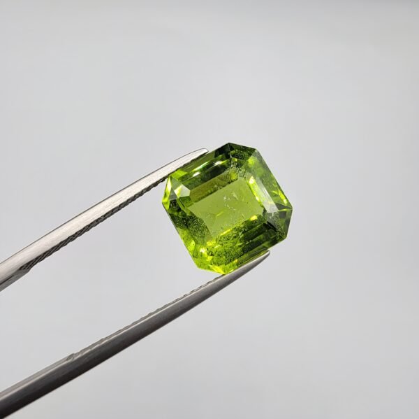 Natural Peridot – 7.29 Carat – Kohistan Valley (Pakistan) – Cushion Cut Gemstone with Beautiful Natural Inclusions