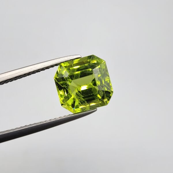 Natural Peridot – 4.33 Carat – Kohistan Valley (Pakistan) – Cushion Cut Gemstone with Beautiful Natural Inclusions