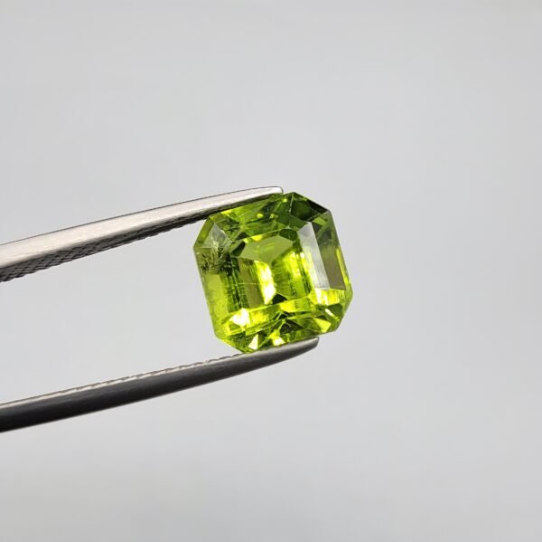 Natural Peridot – 4.19 Carat – Kohistan Valley (Pakistan) – Cushion Cut Gemstone with Beautiful Natural Inclusions