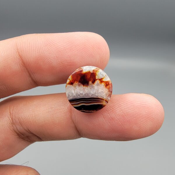 Natural Sulemani Agate round cabochon 14.20 carat with sparkling druzy quartz crystal pocket from Iran