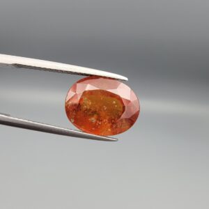 Natural honey-amber Hessonite Garnet Gomed oval cut gemstone 9.38 carat, untreated with natural inclusions